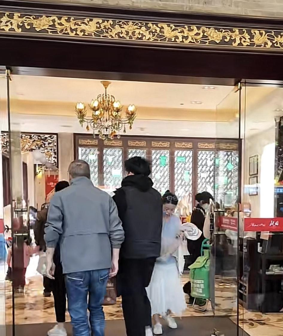 广州北园酒家，算是百年老店
镇店之宝有沙煲焖焗花雕鸡，金华玉树鸡，白卤水猪仔脚，