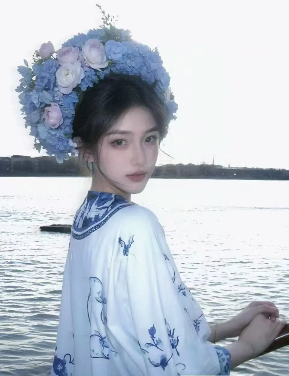 衣袖微摆触脚尖 见你如见艳阳天.