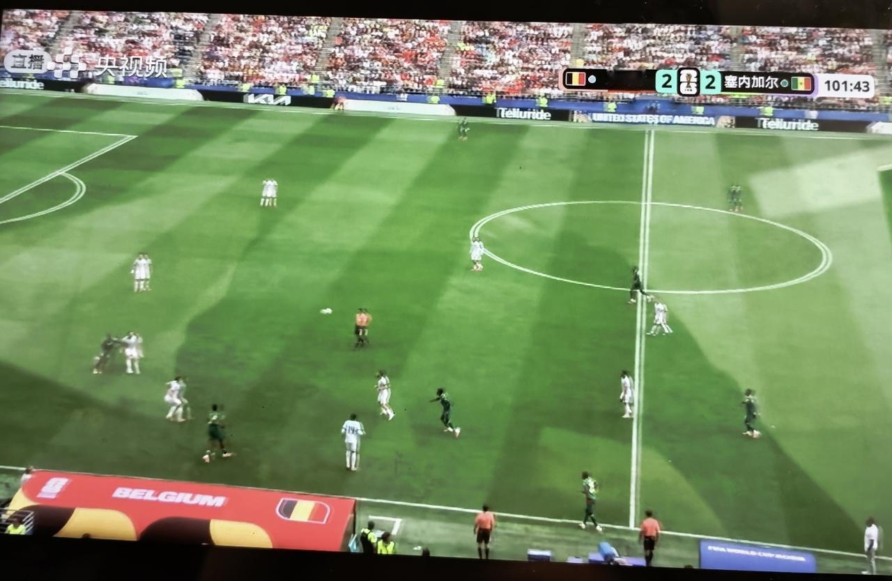 世界杯16分之一赛
        比利时～塞内加尔
   穿绿色队服的塞内加尔