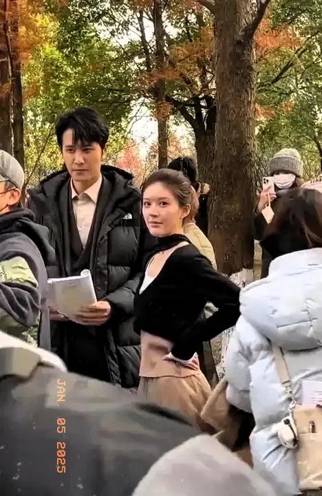 素颜的赵露思，变成这个样了，太让人心疼了，别人都穿着羽绒服，只有她必须穿着薄裙子
