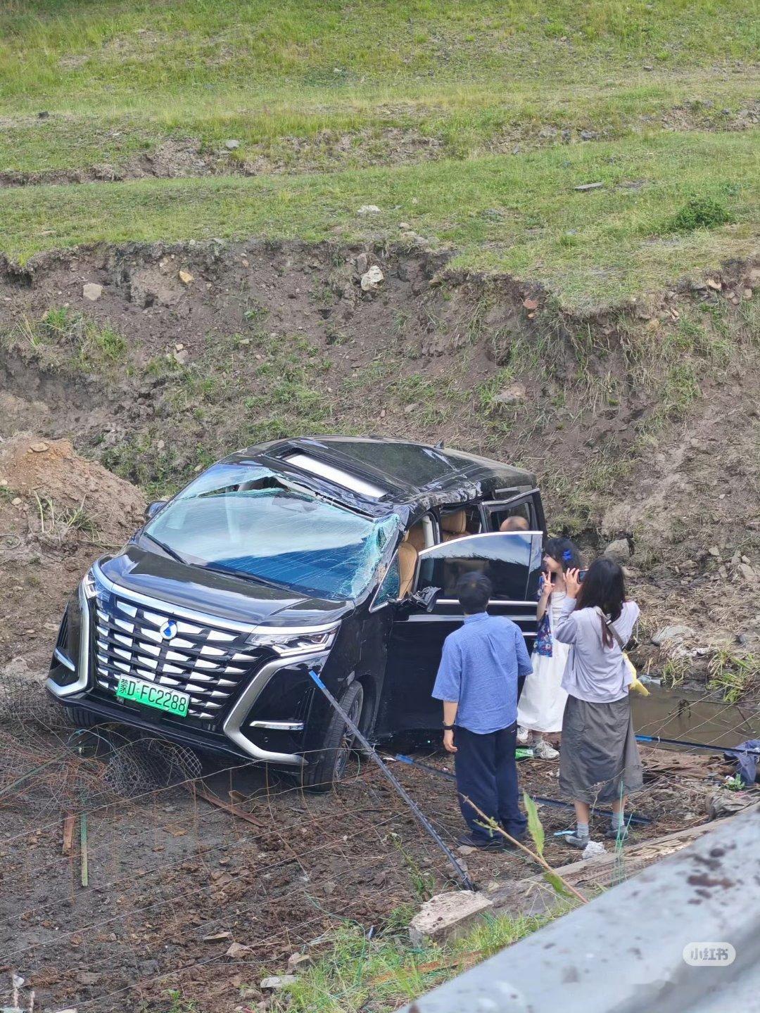 比亚迪腾势D9车身真结实。在内蒙古热阿线公路上，一辆腾势D9冲出公路，车上几人安