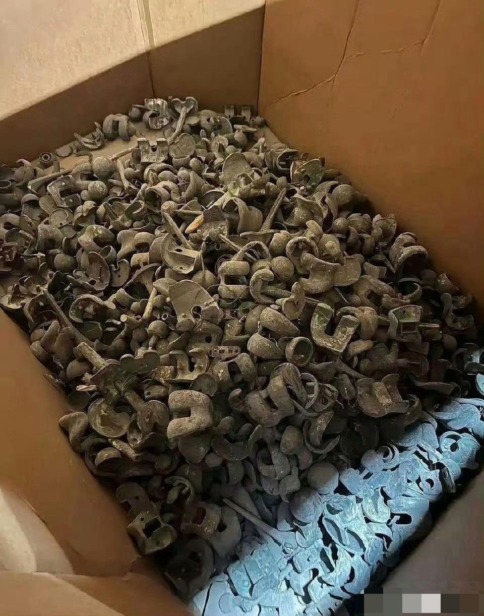 网友分享的一堆零件，都是火葬场里留下来的，是什么自己脑补吧。