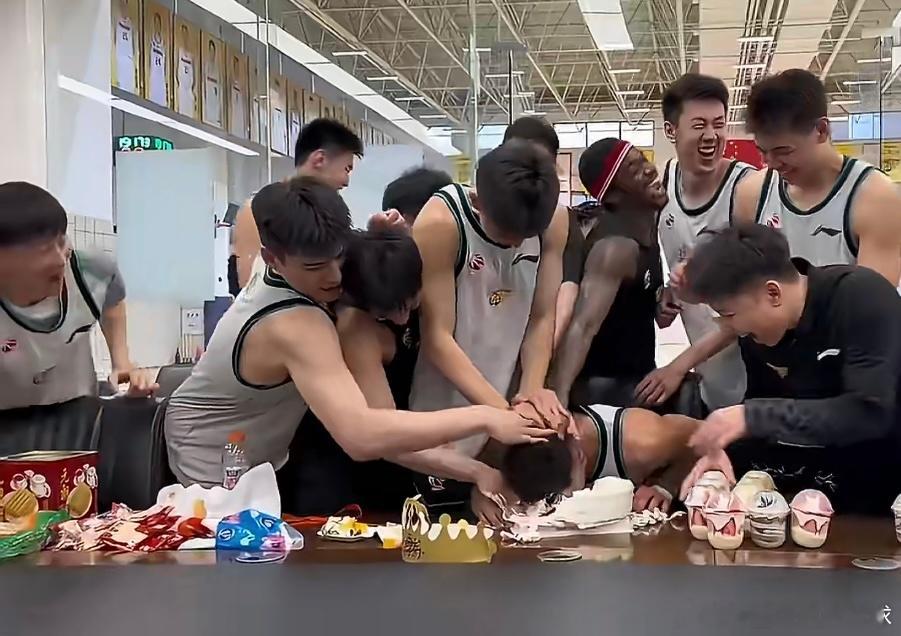 奎因生日现场！难逃蛋糕暴击，记住谁下手最狠，下次加倍奉还！广东宏远外援奎因生日派