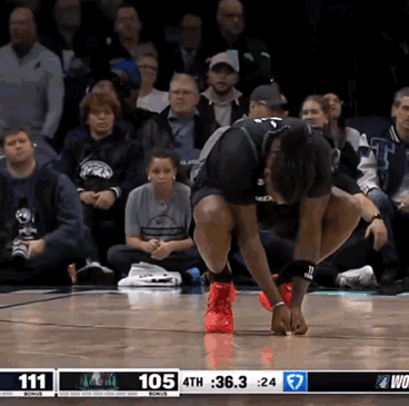 痛！兰德尔“助攻”里德，结果把后者手给弄伤了。
两个人合砍37分，没能阻住灰熊前