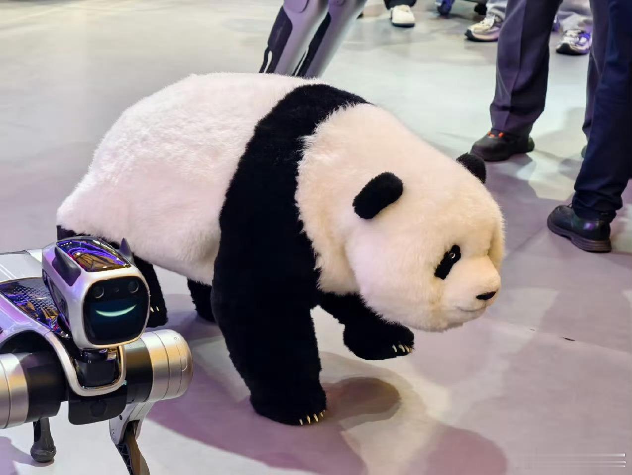 魔法原子就熊猫机器人发声明春晚舞台上，上百只机器熊猫齐刷刷跳舞，那场面谁看了不说