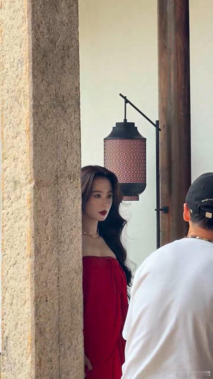 李梦红裙才是舒适区 李梦红裙的适配感李梦和红裙的适配感藏不住！一身红裙登场，自带
