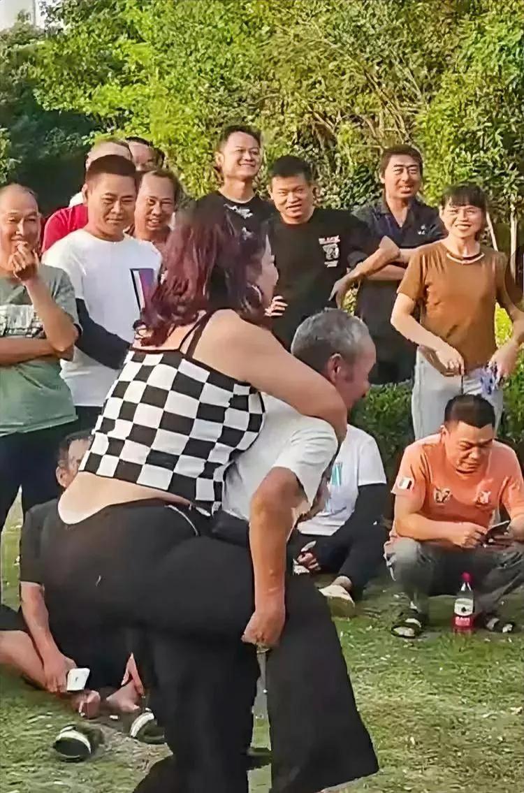 瘦老头居然背起来了。