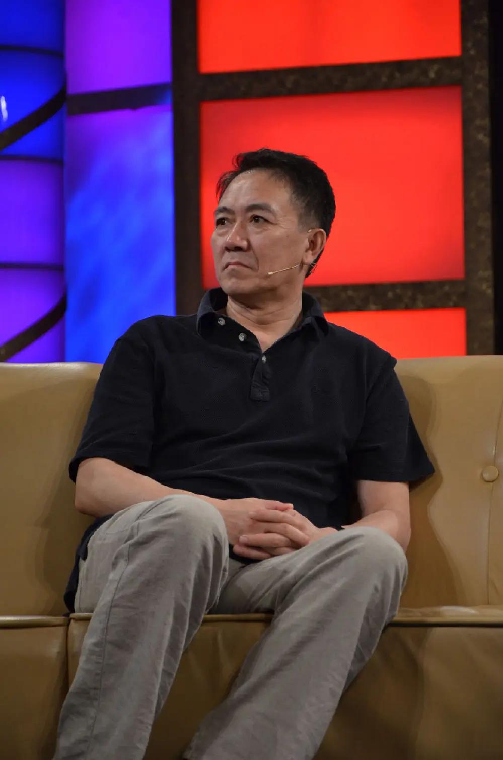 在流量当道、人设横行的娱乐圈，李幼斌的耿直像一股清流，戳破了不少虚假的泡沫。
