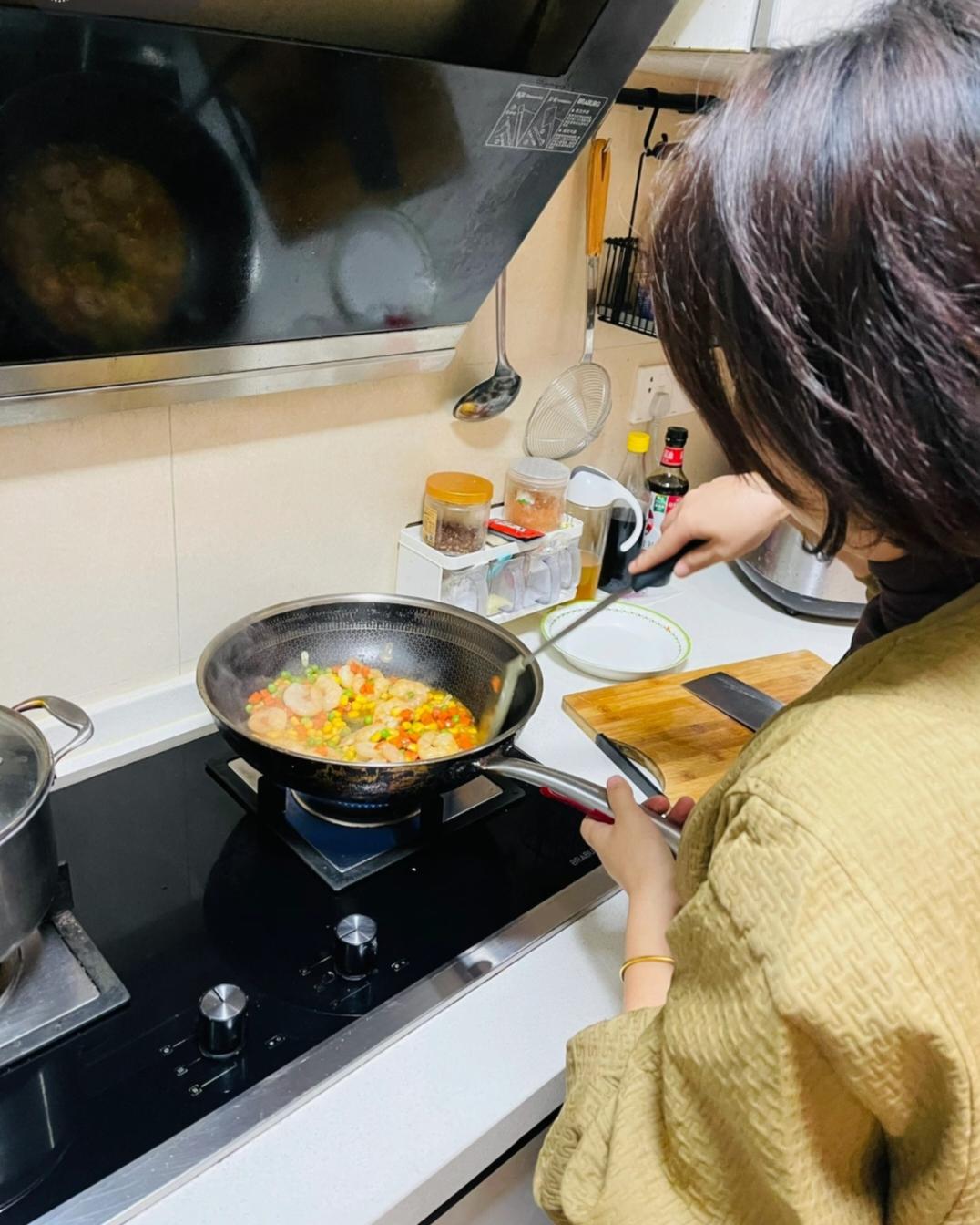 人到中年
我只佩服一个人
那就是我老婆
生活不要太自律
一年四季
每天早上5点准