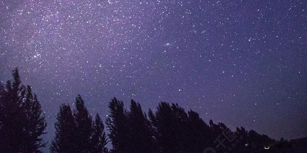 夜与路
 
在夜的墨水瓶里
路，被泼洒成一道沉默的河
月色是泛起的鳞波
星星，是