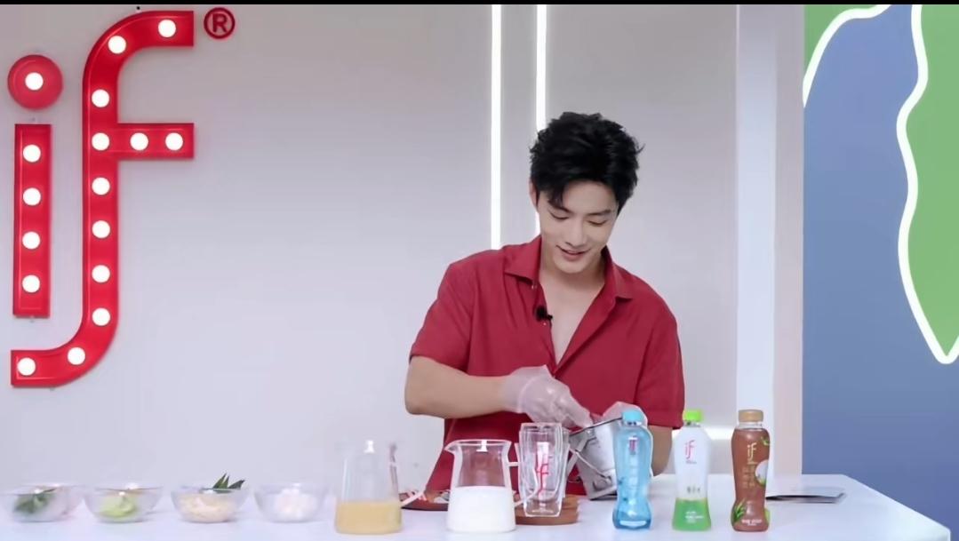 谁没被怕热兔的“战战特调”笑到啊！明明是正经做饮品，他一上手就画风突变，捧着冰块