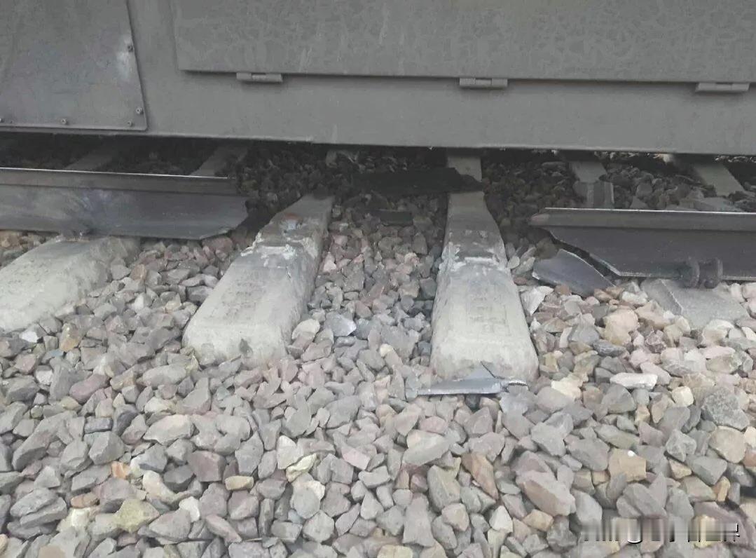 【波兰内政部长：通往乌克兰的铁路线被炸毁是一起破坏行为】
华沙时间2025年11