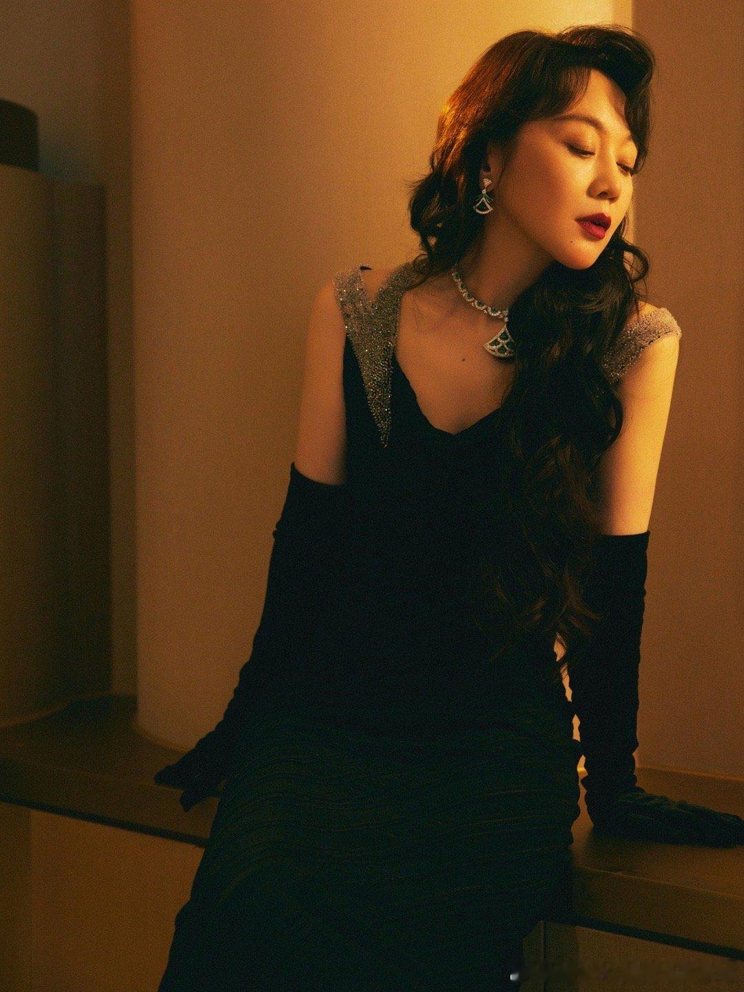 #闫妮复古大波浪# 闫妮的复古大波浪，如诗如画，在北京国际电影节闭幕式上留下美丽