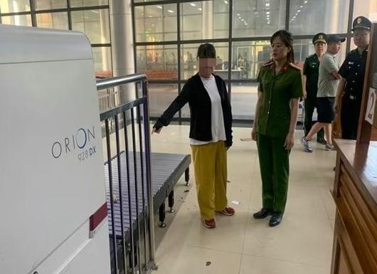 5.5万现金被越南没收还被刑拘，跨境带钱千万别乱藏，跨境做贸易、跑越南口岸的国人