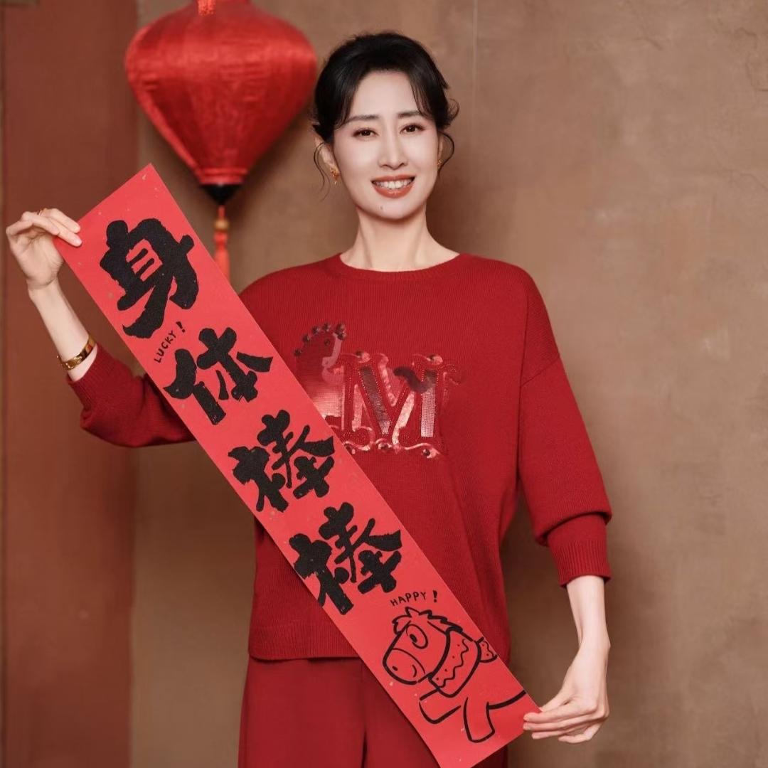 “总感觉刘敏涛不对劲！
”明明50岁了 
一路走来 演过戏 ，但是皮肤松弛，长皱