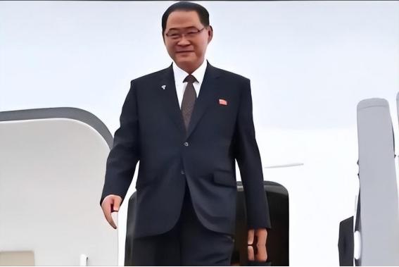 谁能想到，那个被中国制裁了整整六年、在国会山上喊“中国威胁”喊得最凶的男人，从北
