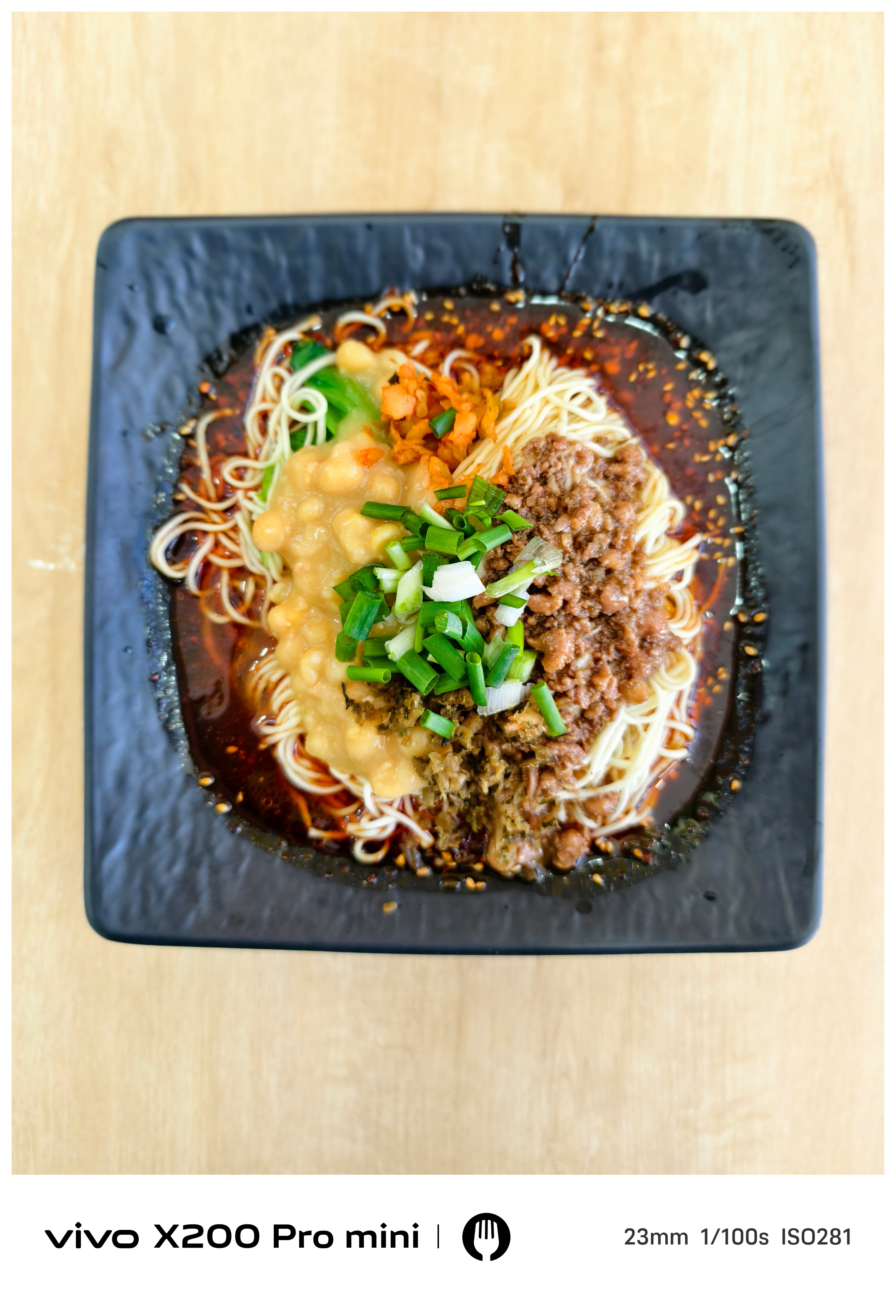 出来吃饭，门口新开了一家包子店～居然有豌杂面和各种口味的包子，我一口气炫了青椒卤