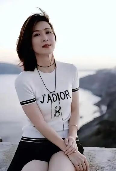 童蕾当年甩了周一围，嫁了身家50亿的富豪周旭辉。15年后，周旭辉坐了牢，童蕾欠了