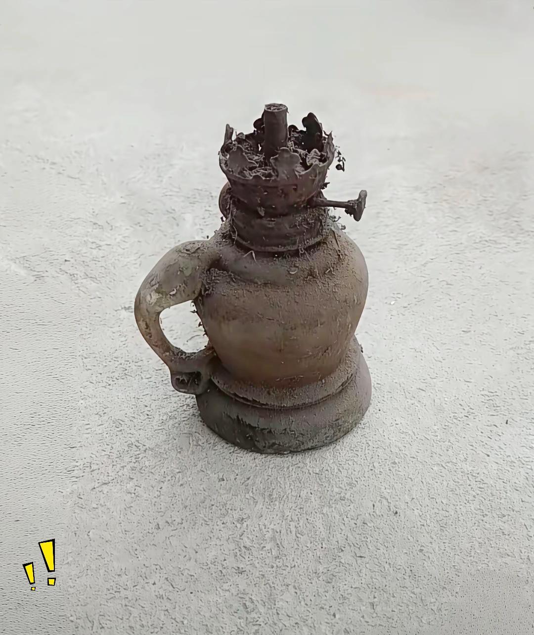 收拾老家储物间时翻出这盏积满灰尘的旧煤油灯，是我爷爷年轻时留下来的老物件，如今身