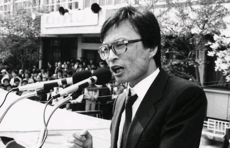 李海瓒出差期间病逝。他与李在明关系不浅，导师级人物，李在明有的伤心了。
李海瓒在