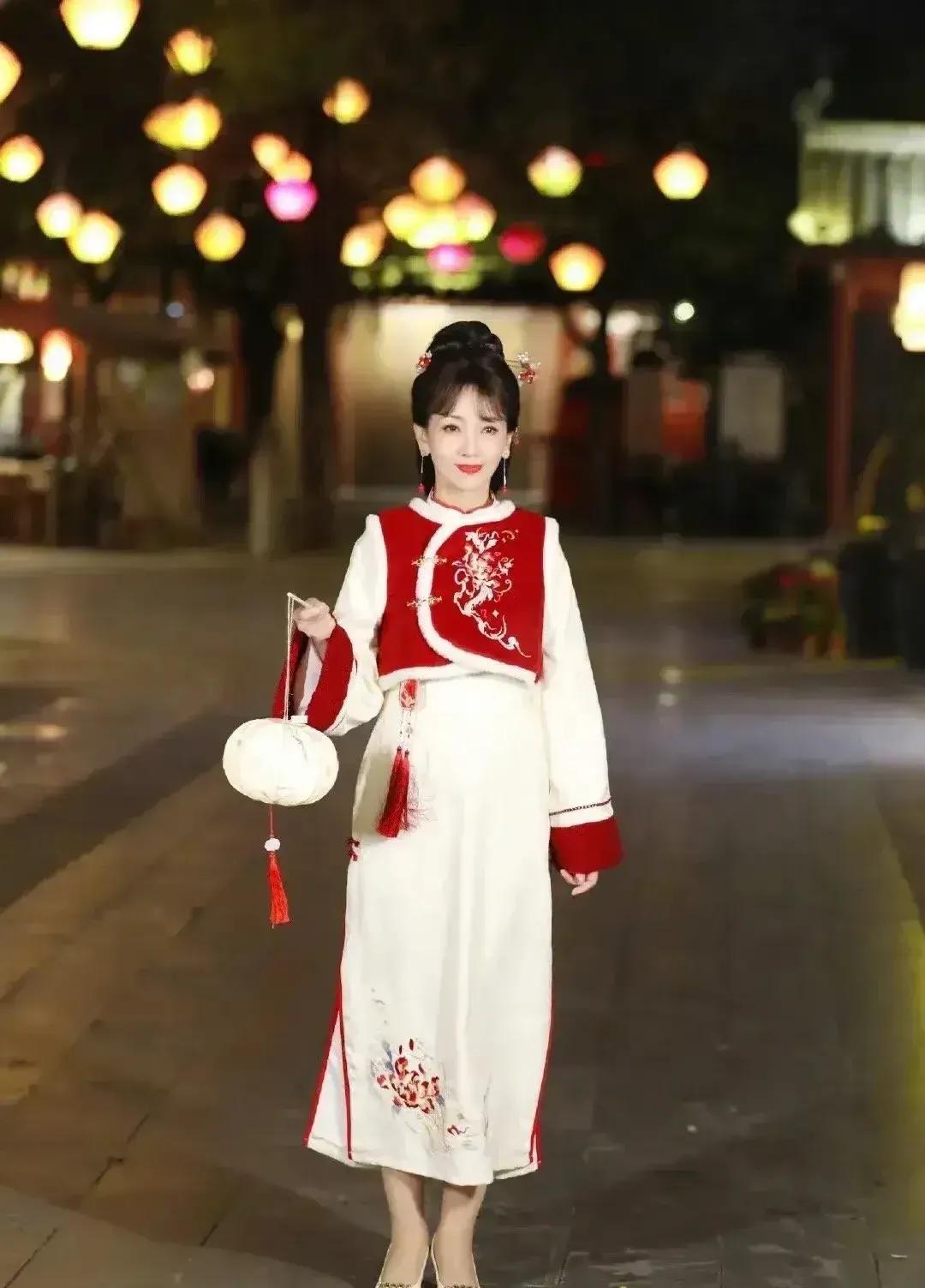 你敢相信，这是71岁的赵雅芝吗？美人不迟暮，永远年轻美丽。令人难以置信，这个提灯