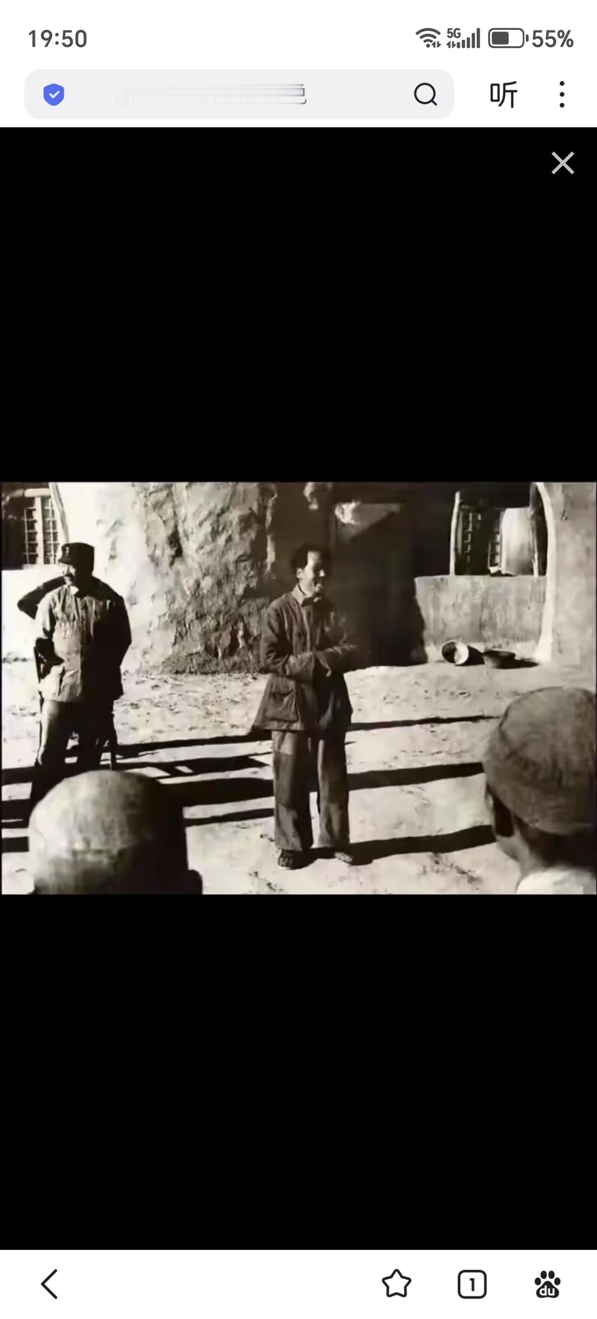 延安最艰苦的寒冬，这张照片里的毛主席衣着破旧，双手冻得只能揣进袖筒取暖 。即便条