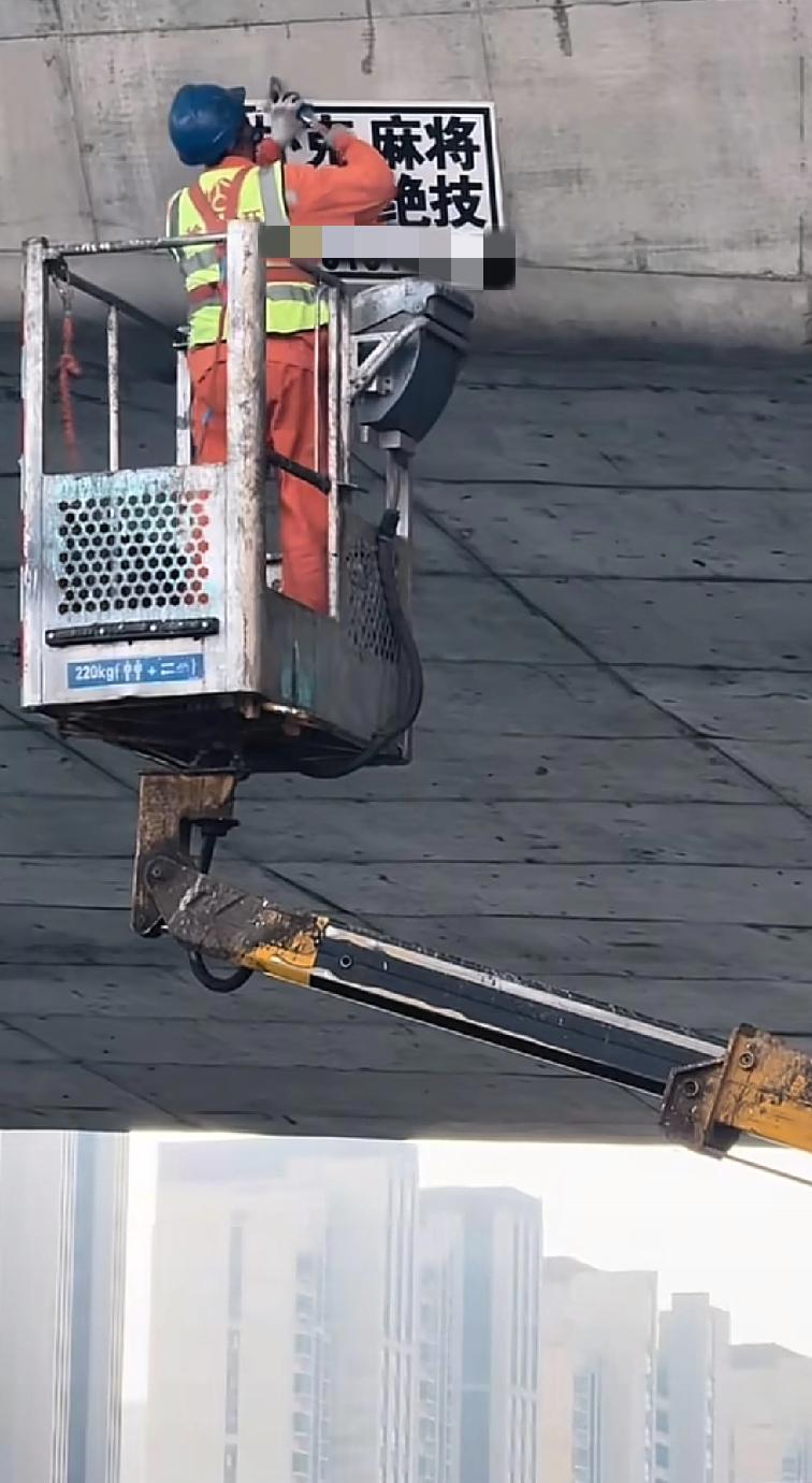 一位江苏徐州工作的朋友在上班时间看到了这样匪夷所思的情景
高架桥下面，竟然出现一