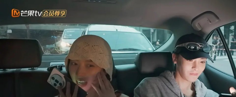 周雨彤别戴这个头巾了行吗？ ​​​