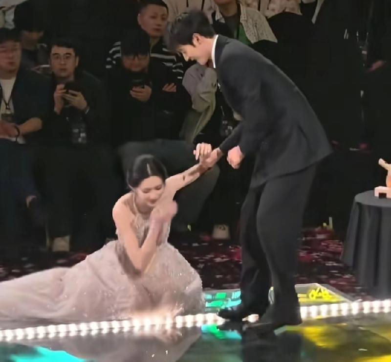 黄晓明又来曝料了，2月21日，黄晓明和王鹤棣黄子韬吃饭时突然聊到摔跤这个话题，黄