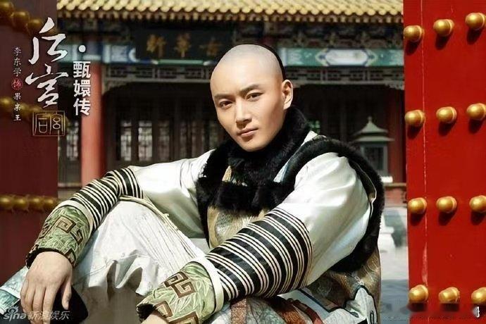 李东学横店路透惊艳全网！白蟒袍加身梦回《甄嬛传》，“菀菀类卿”梗成为永恒的经典回