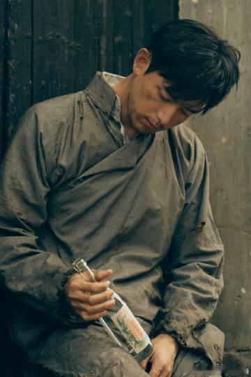 读完李现这篇长文瞬间破防。他不是单纯在演王家贤，而是沉浸式读懂了这个少年从明媚到