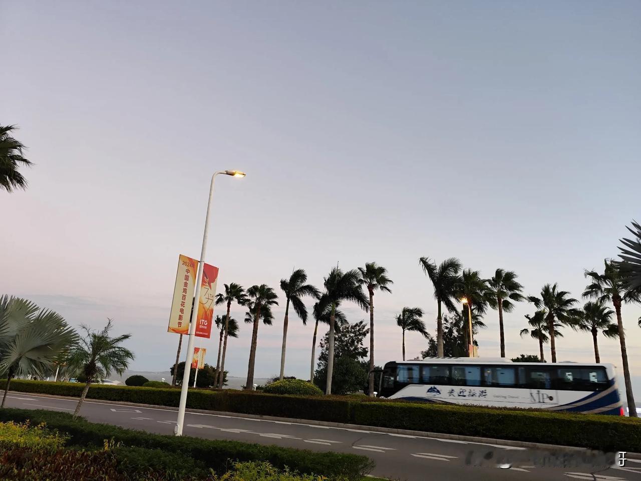 国足比赛赛场离我们公寓地铁仅一站之遥，所以我把19号、20号房型加价和翻倍，希望
