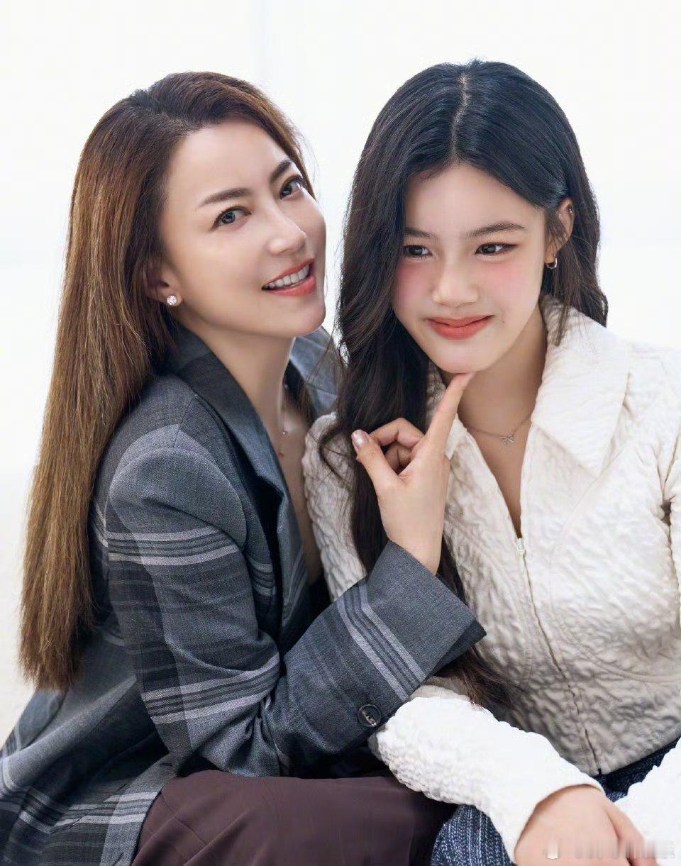 霍汶希女儿杂志封面首秀 霍汶希守护多年的宝贝女儿，终于在杂志封面惊艳登场。她和妈