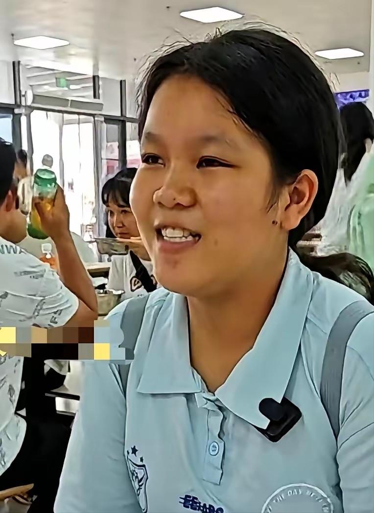 广西有个女孩，叫陆思凤。拿到医科大学录取通知书那天，养大她的二叔，一个大男人，突