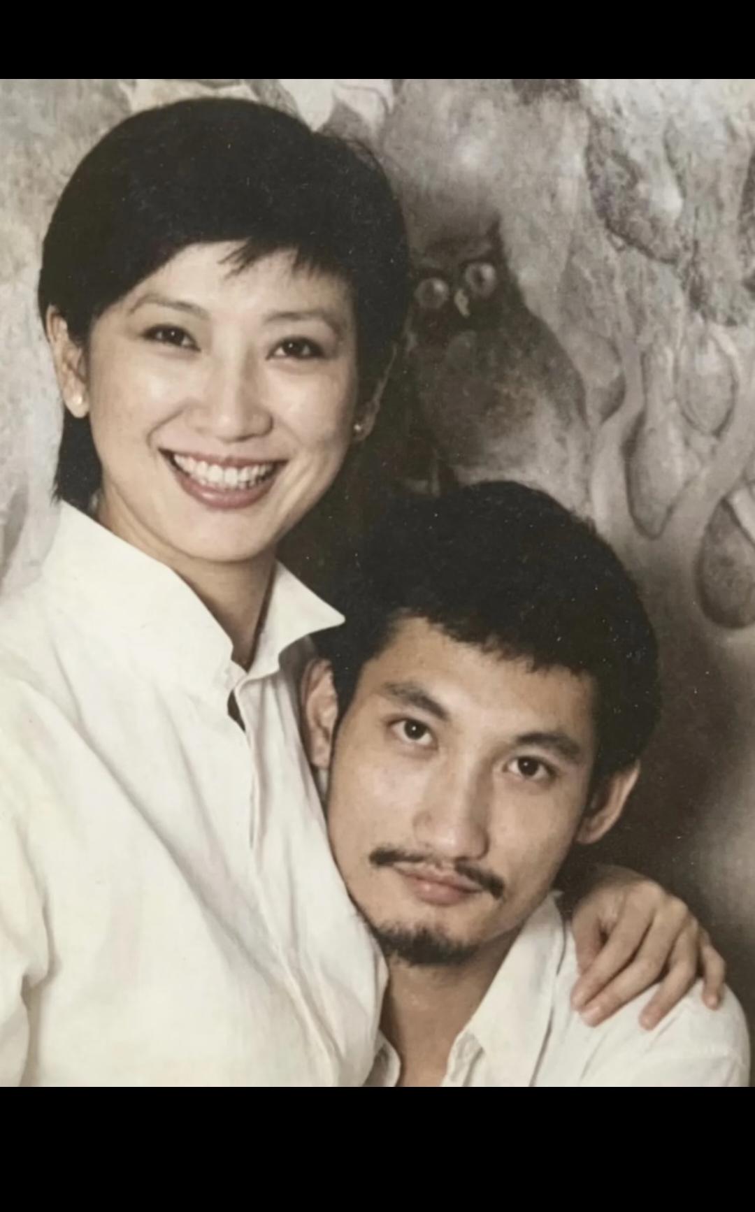 施南生老师这辈子也是值了！
她自己有事业，年轻有爱人，老了为自己活！
就是不理解