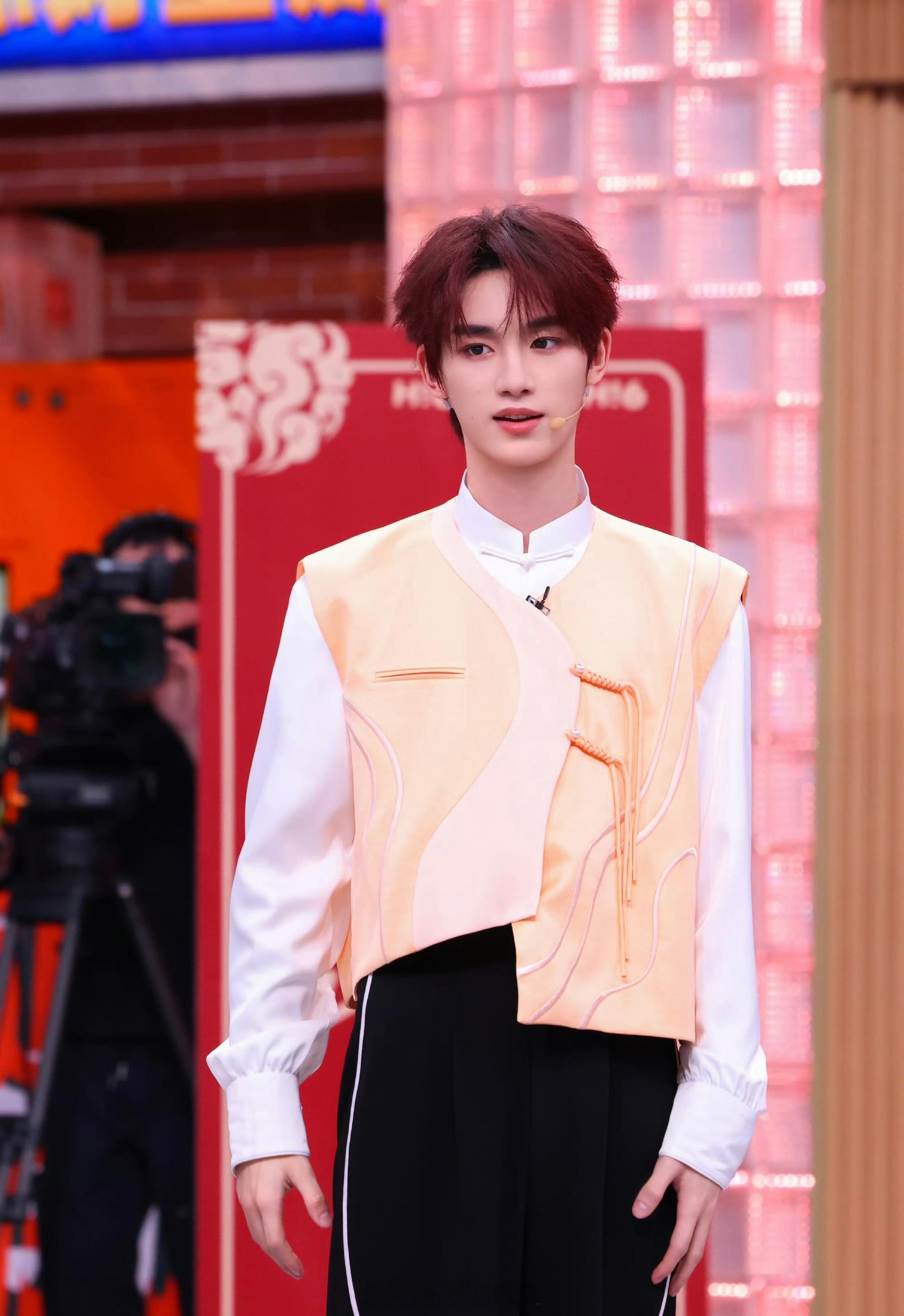 丁程鑫不要电我啊你好星期六 双手握麦超认真，游戏环节却在疯狂求保护！ 