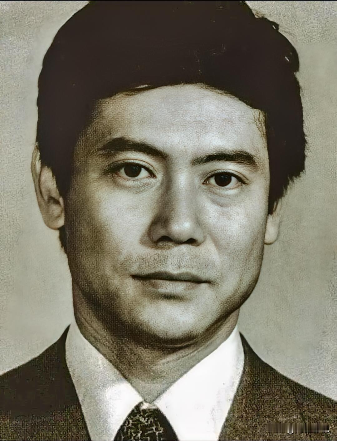 大家还记得这位男演员吗？
 他今年77岁，土生土长黑龙江人，他早年任职广州军区战