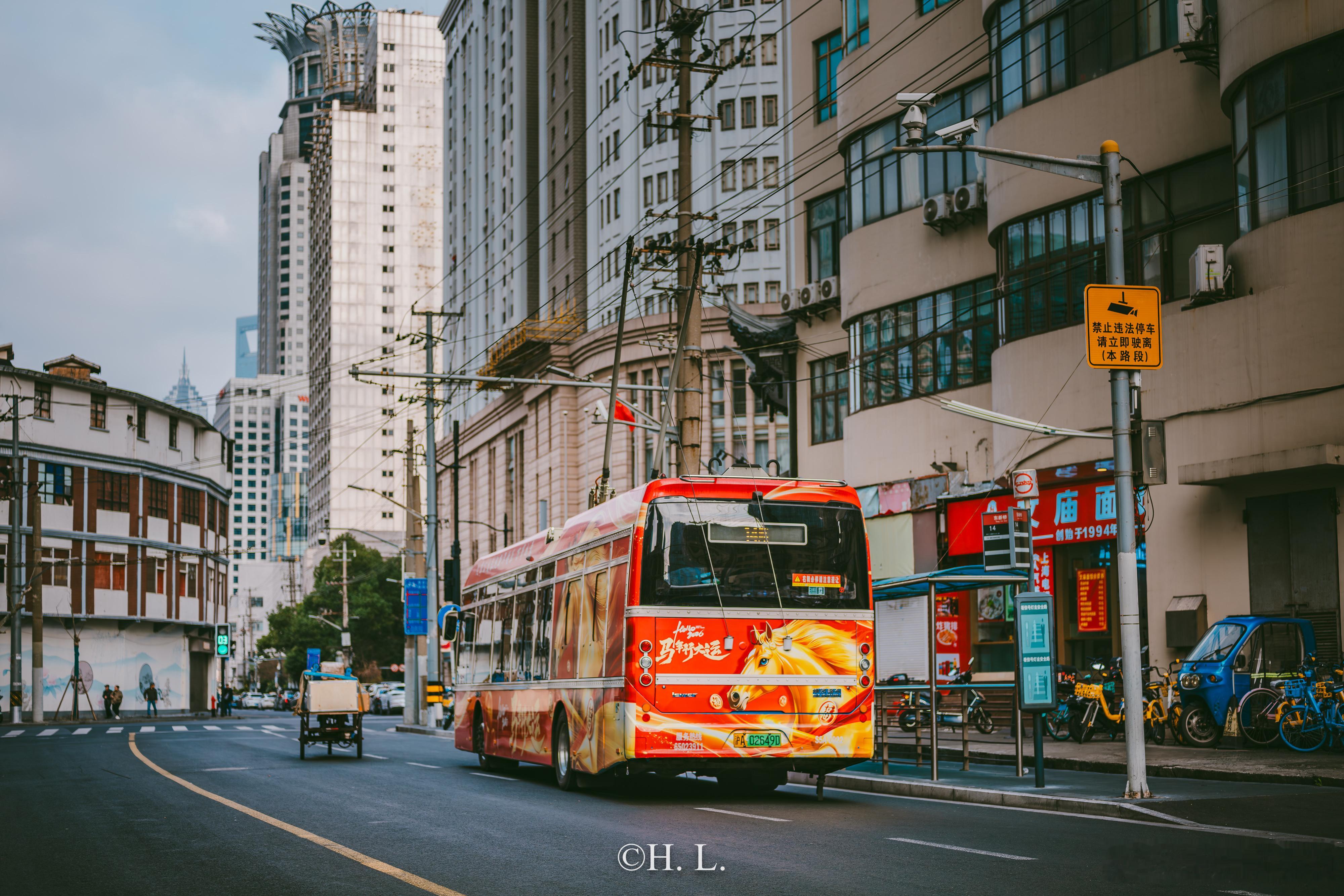 年味上海。大年初五的上海广东路（东新桥），整座城市还没有苏醒。大红色的无轨电车和