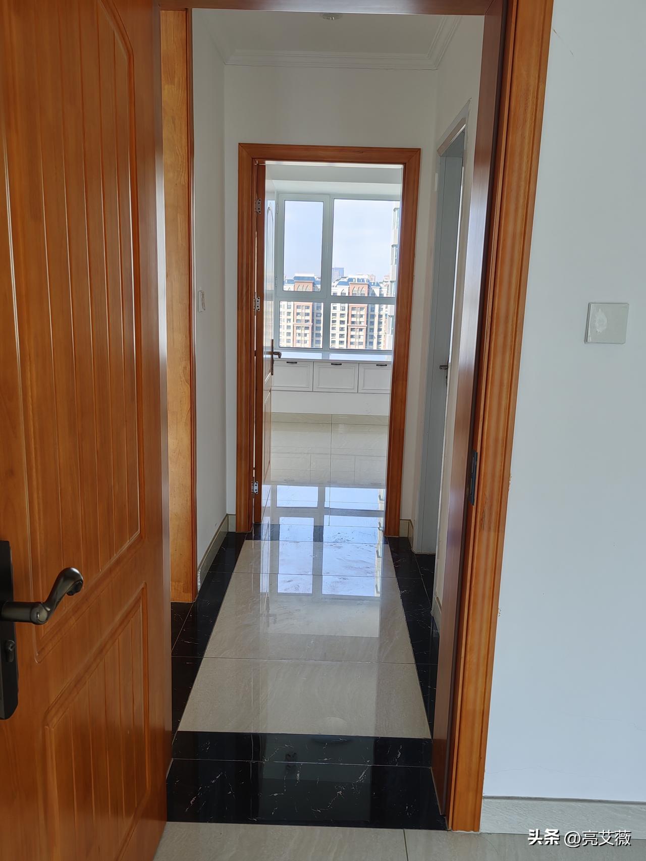 经过三个月的看房终于买到了自己心仪的房子。
房子是电梯房的18层的16楼,房子3