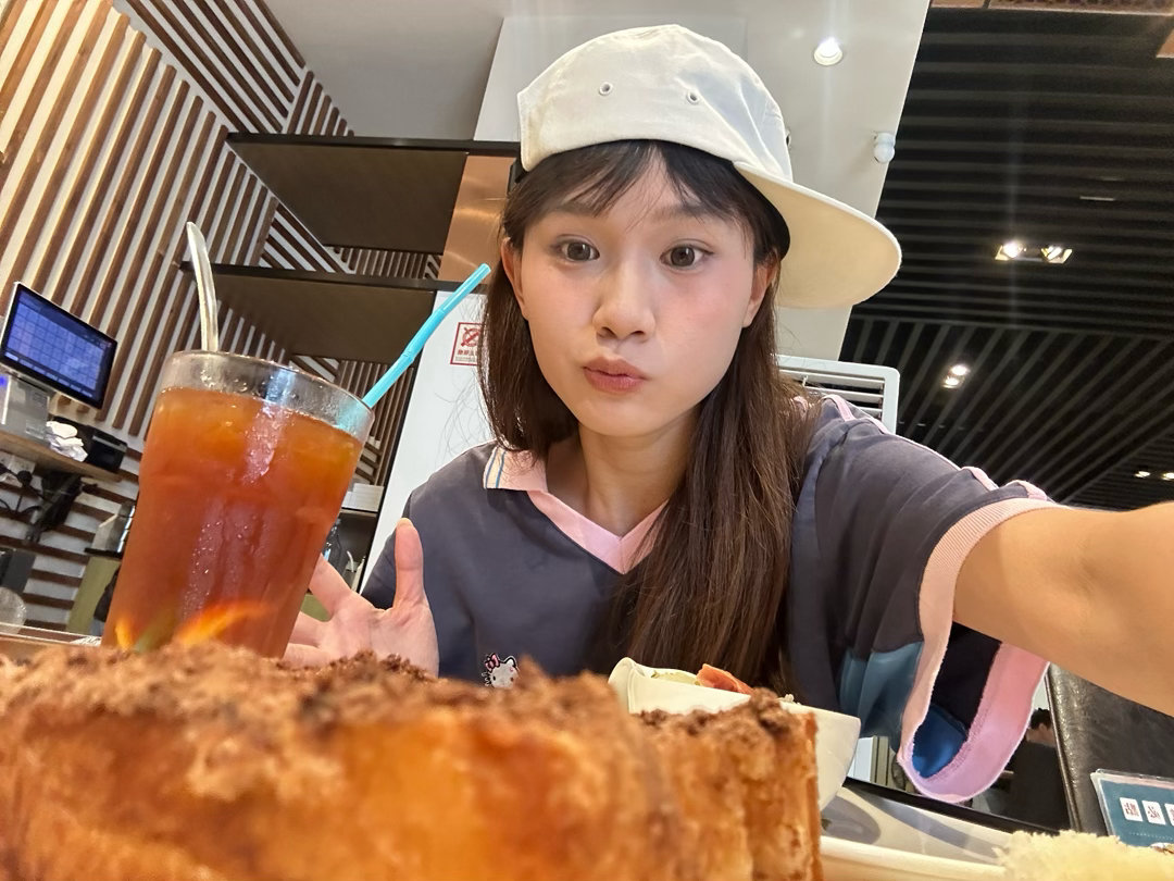 今天是上班第三天！ 明天上早班了十点上班 五点可以下班 可以回家吃晚饭还有直播了