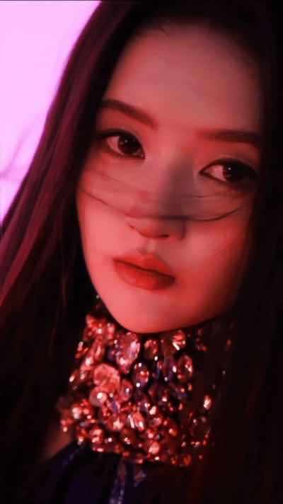 智界R7暗夜紫实车 王玉雯好紫 谁被王玉雯这套紫色造型狠狠拿捏！挂脖长裙又美又飒