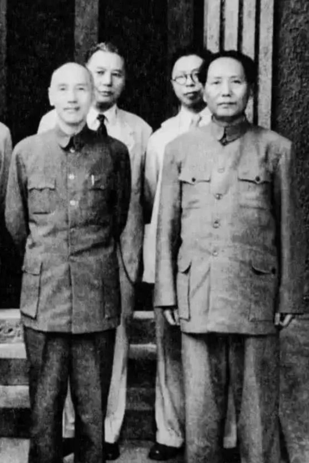 1945年重庆谈判期间，毛泽东与蒋介石多次会面。一次清晨在林园散步不期而遇，两人