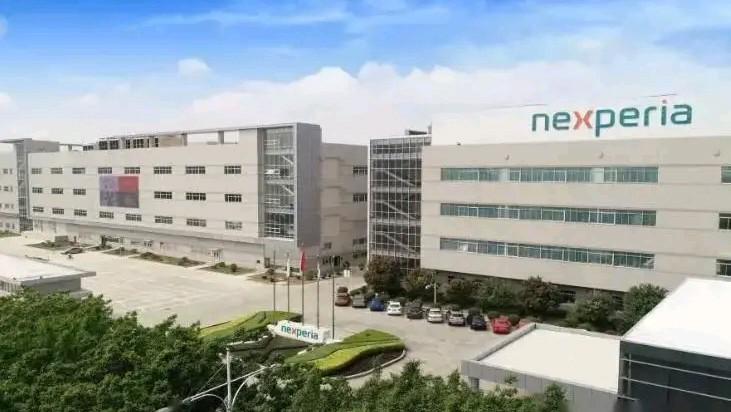 由于荷兰的脆弱性，没有韧性空间，经济与产业依赖中国，又有荷兰出口中国第一贸易数据