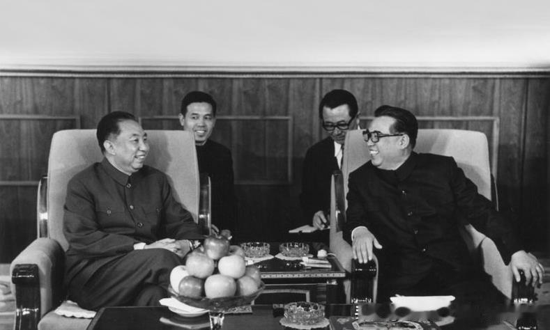 华国锋同志，1978年5月5日下午到锦绣山议事堂拜会朝鲜芳动党中央委员会总书记、