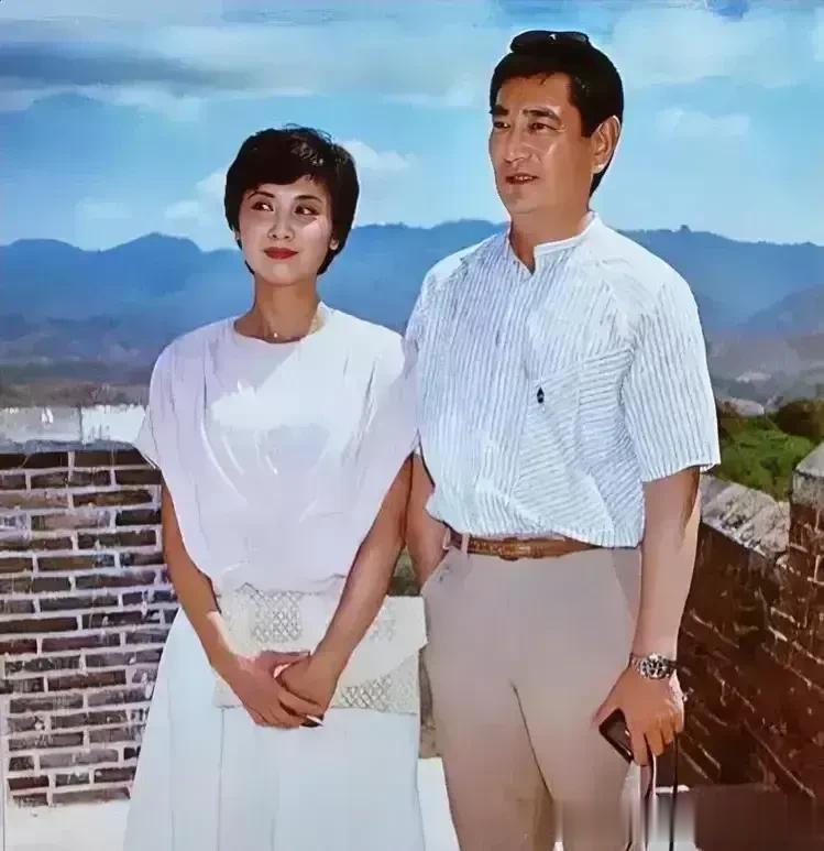 1986年，朱琳和高仓健在长城合影。那时，朱琳34岁。她的皮肤娇嫩细腻，美丽的大