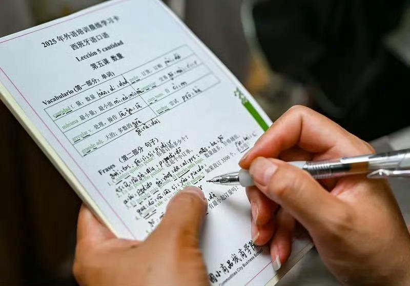 多校撤销外语专业作为一个单独的专业真的不用， 开设个英语课就行了 ，有选择的去学