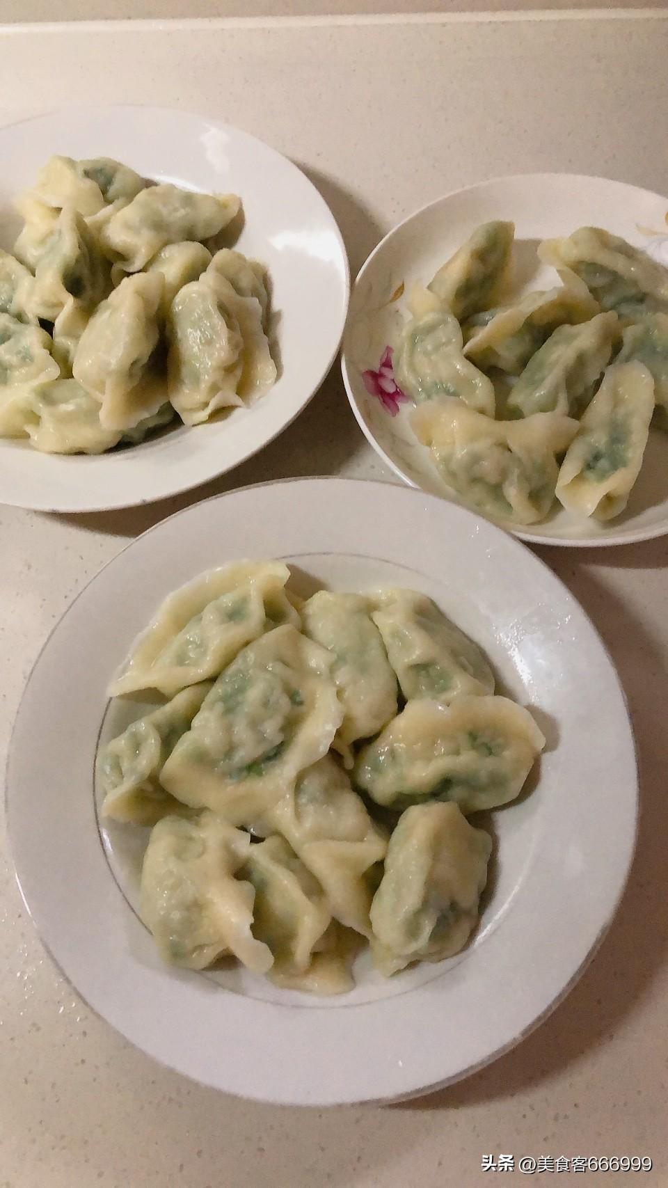 昨天包了韭菜馅儿的饺子。

我们家人都喜欢吃韭菜馅儿，但从伏天以来就没有吃过，因