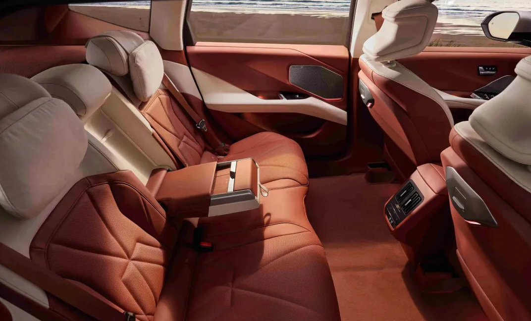 北京车展展台真的被挤爆了，现场人气直接拉满，到处都是拍照和讨论的人。新世代 iX