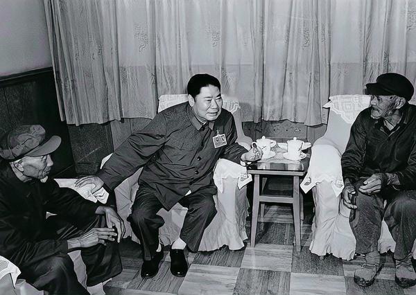 1983年5-6月间的北京，杨得志将军见到了远道而来的龚万才、韦崇德两位老人，他