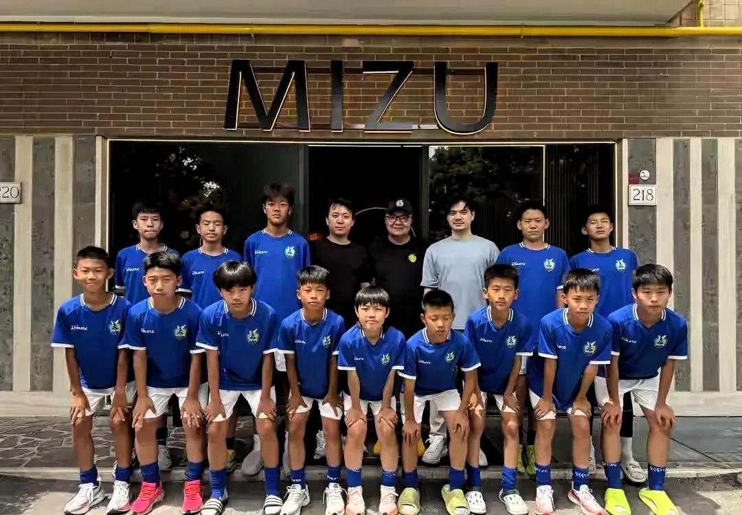 中国一小学生足球队在意大利夺冠，结果奖杯没带回国，留在了一家罗马中餐厅的柜台上。